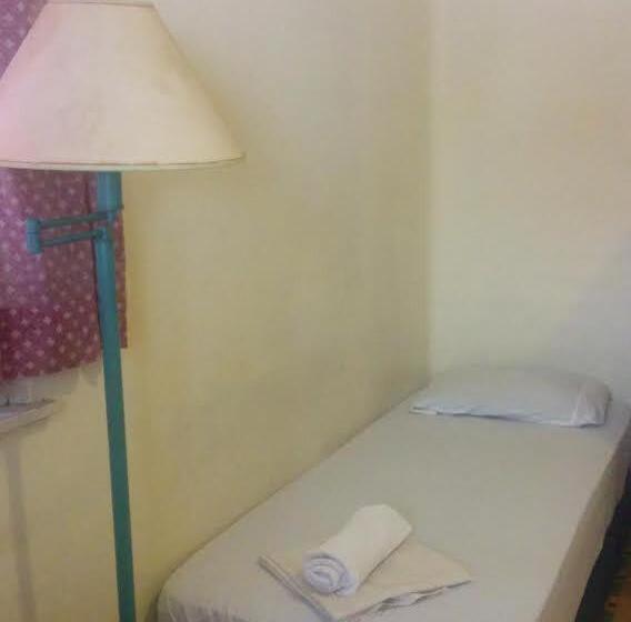חדר סטנדרד יחיד חדר אמבטיה משותף, Momos Hostel