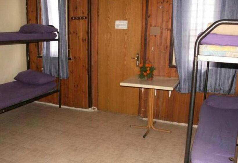 מיטה בחדר משותף, Momos Hostel