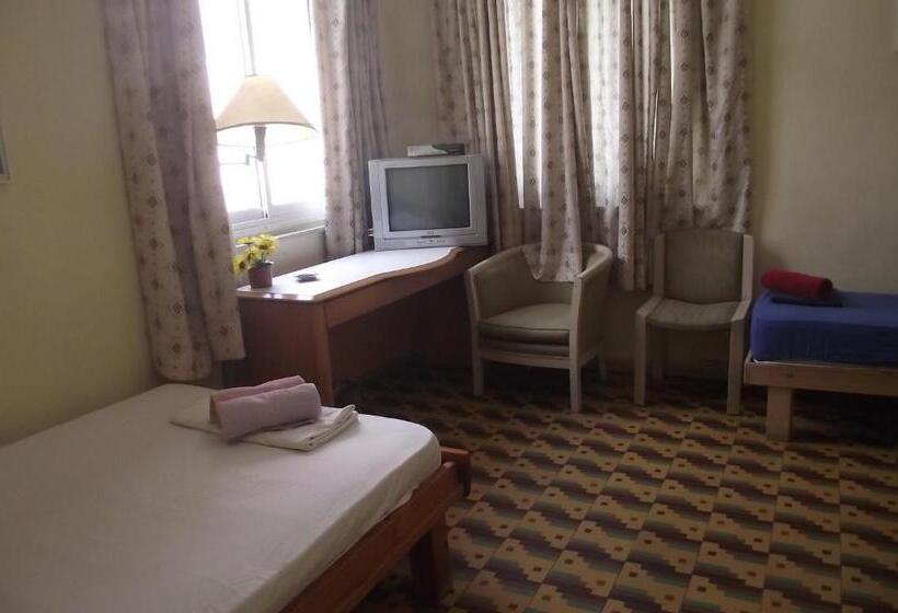 חדר סטנדרט לשלושה, Momos Hostel