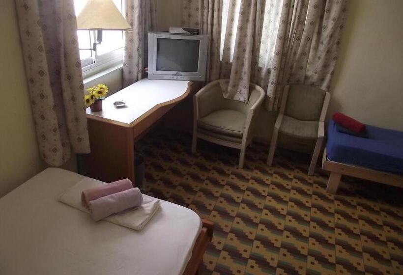 חדר סטנדרט לשלושה, Momos Hostel