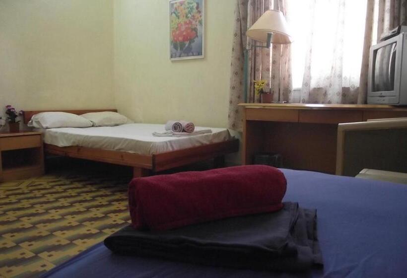 חדר סטנדרט לשלושה, Momos Hostel