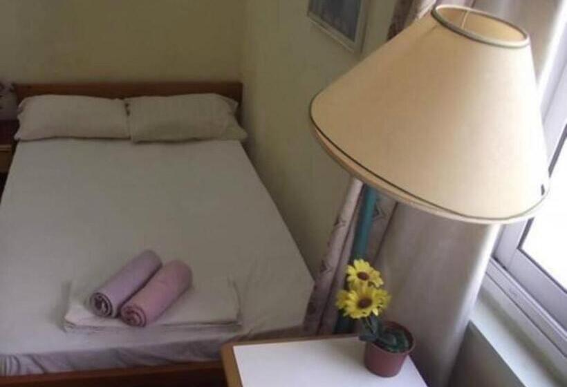 חדר סטנדרט לשלושה, Momos Hostel