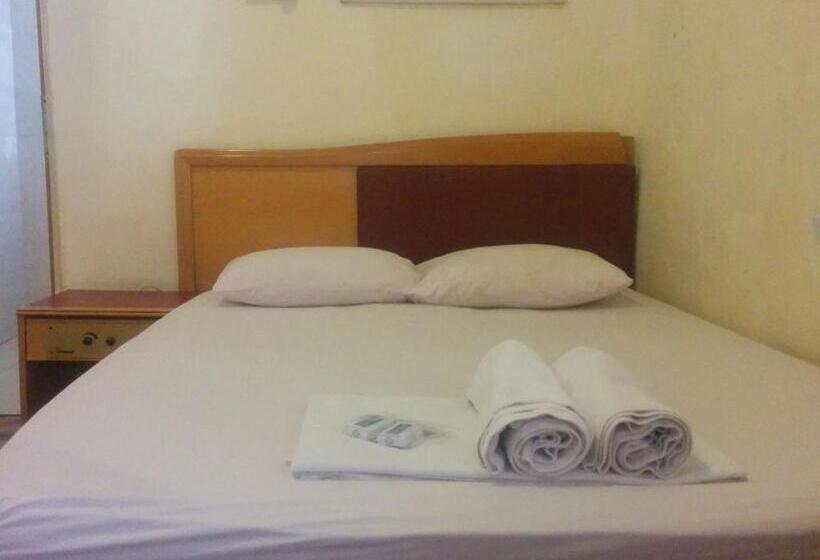 חדר סטנדרט חדר אמבטיה משותף, Momos Hostel