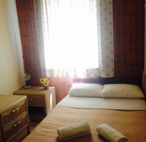 חדר סטנדרט חדר אמבטיה משותף, Momos Hostel