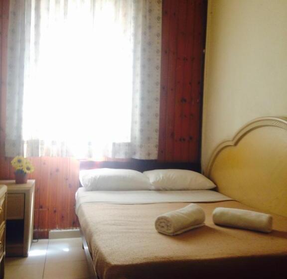 חדר סטנדרט חדר אמבטיה משותף, Momos Hostel