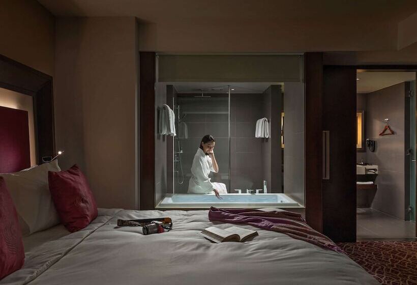 سوییت اجرایی, Novotel Yangon Max