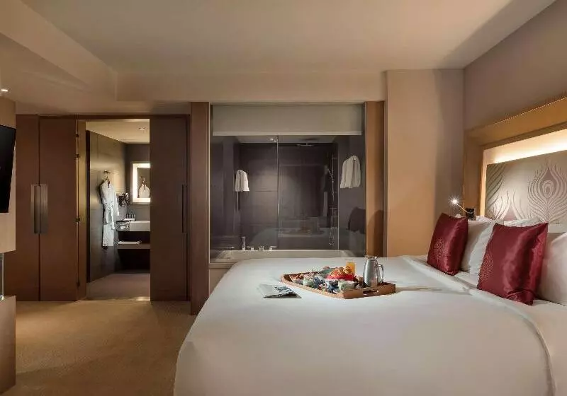 Deluxe Suite, Novotel Yangon Max