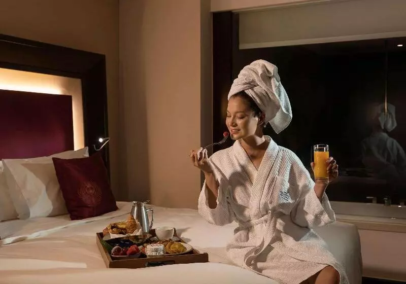 Deluxe Suite, Novotel Yangon Max
