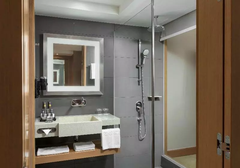 Deluxe Zimmer Kingsize Bett, Novotel Yangon Max