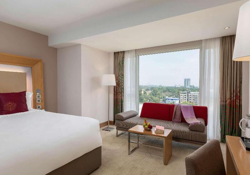 اتاق لوکس با تخت بزرگ, Novotel Yangon Max