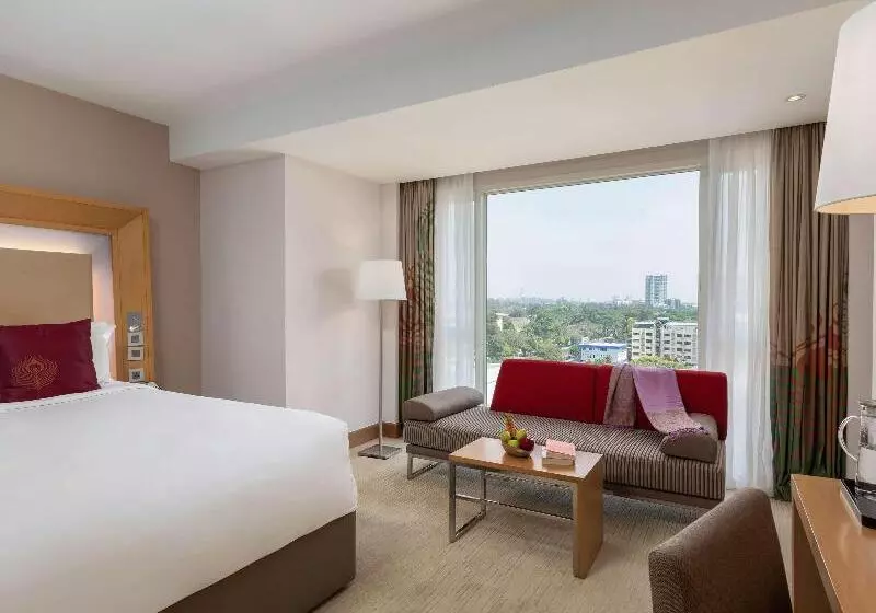 Deluxe Zimmer Kingsize Bett, Novotel Yangon Max