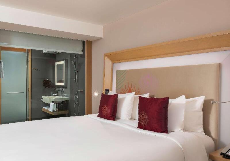 اتاق لوکس با تخت بزرگ, Novotel Yangon Max
