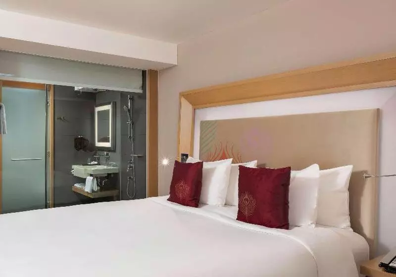 Deluxe Zimmer Kingsize Bett, Novotel Yangon Max
