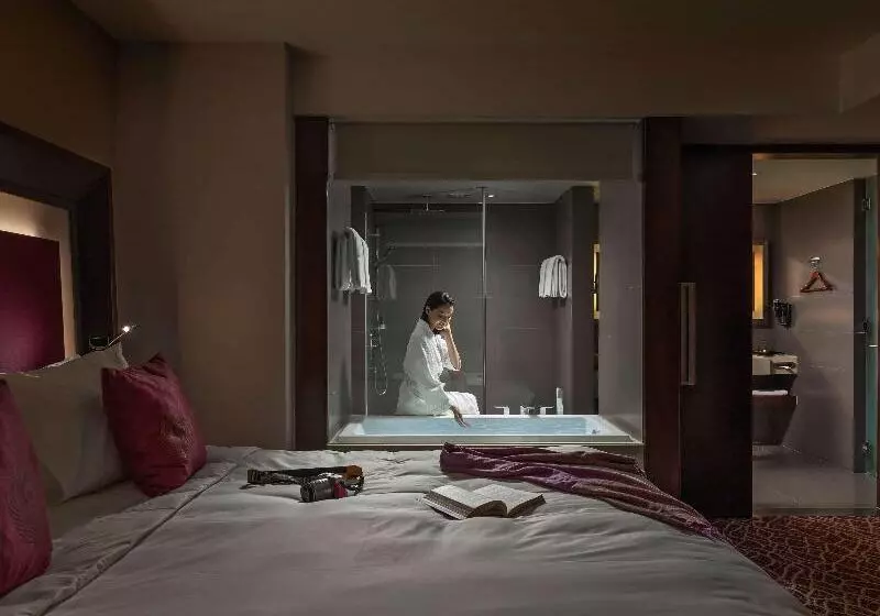 Deluxe Suite, Novotel Yangon Max