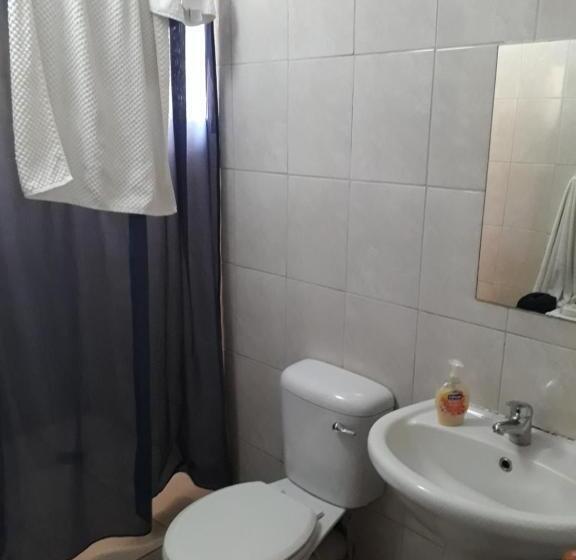 اتاق خانوادگی, Gloria S Bed And Breakfast