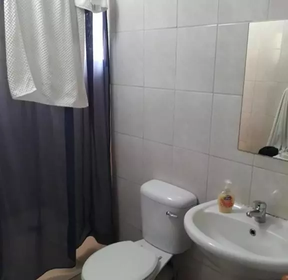 اتاق خانوادگی, Gloria S Bed And Breakfast