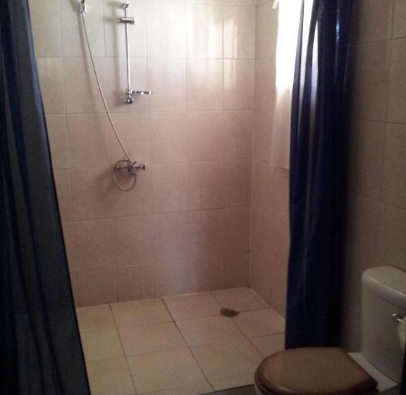 اتاق خانوادگی, Gloria S Bed And Breakfast