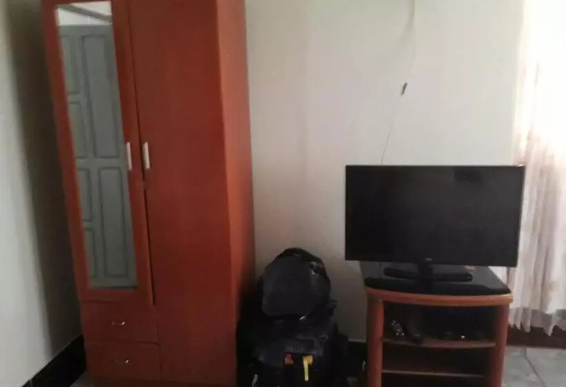 اتاق خانوادگی, Gloria S Bed And Breakfast