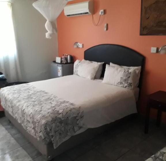 اتاق خانوادگی, Gloria S Bed And Breakfast