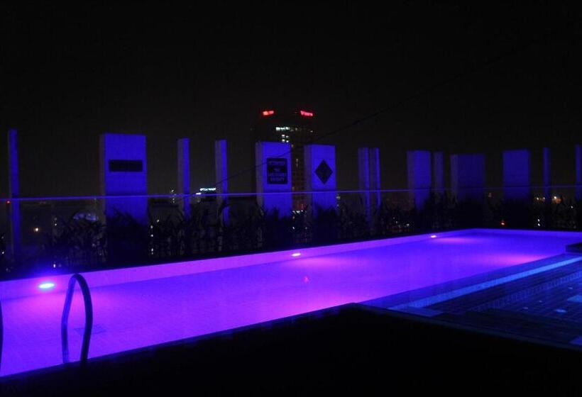 استودیوی لوکس, Amari Dhaka