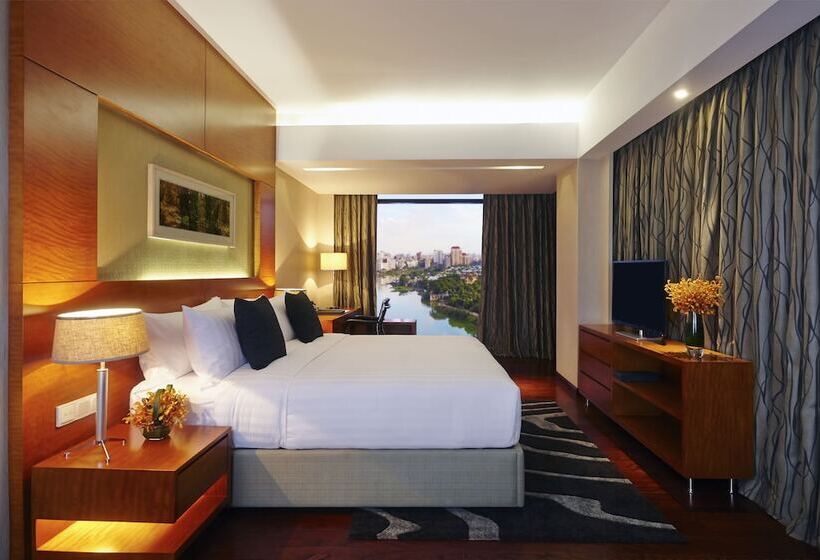 استودیوی لوکس, Amari Dhaka