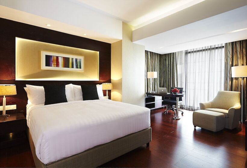 استودیوی لوکس, Amari Dhaka