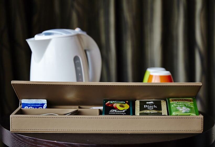 استودیوی لوکس, Amari Dhaka