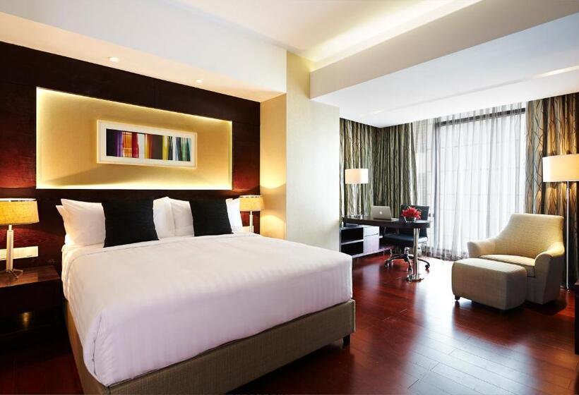 استودیوی لوکس, Amari Dhaka