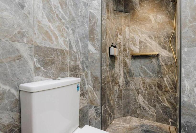 חדר משפחתי, Gosford