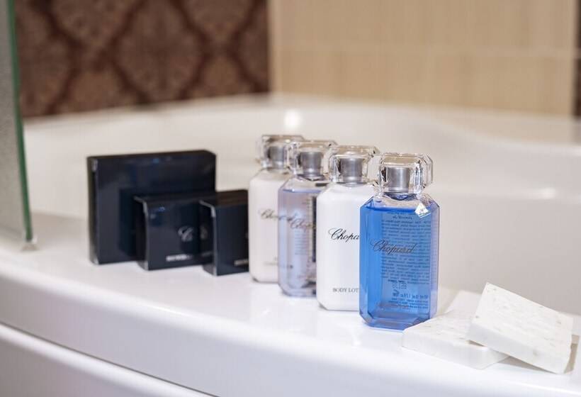 جناح, Kavalier Boutique