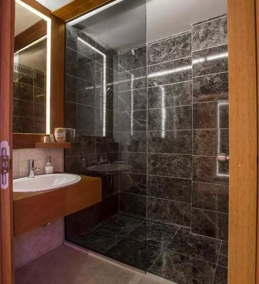 سوئیت با چشم‌انداز رودخانه, Otel Azmakhan