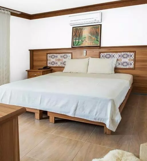 سوئیت با چشم‌انداز رودخانه, Otel Azmakhan
