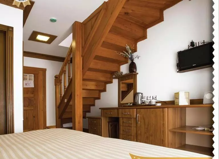 سوئیت با چشم‌انداز رودخانه, Otel Azmakhan
