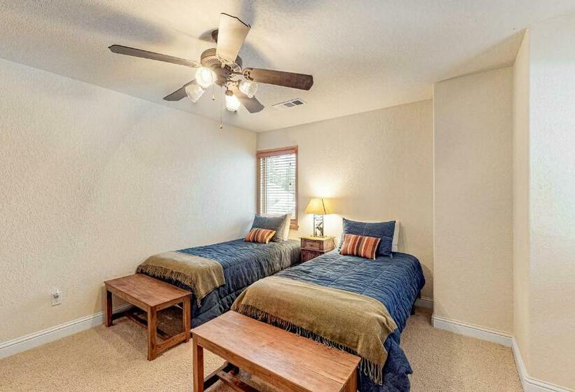 דירת שלושה חדרים, Silverbranch Retreat