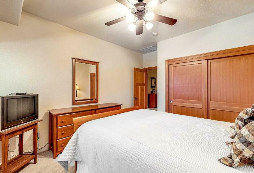 דירת שלושה חדרים, Silverbranch Retreat