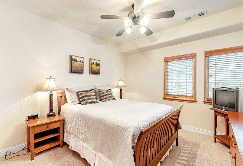 דירת שלושה חדרים, Silverbranch Retreat