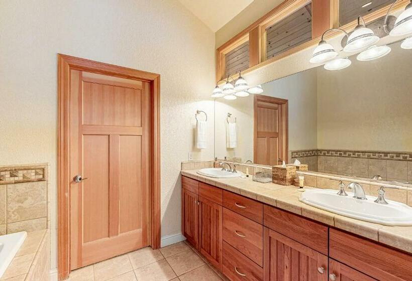 דירת שלושה חדרים, Silverbranch Retreat