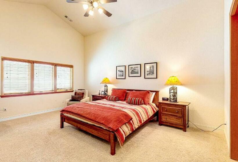 דירת שלושה חדרים, Silverbranch Retreat