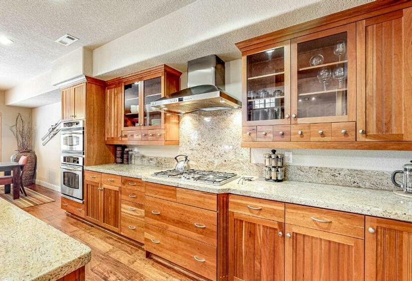 דירת שלושה חדרים, Silverbranch Retreat