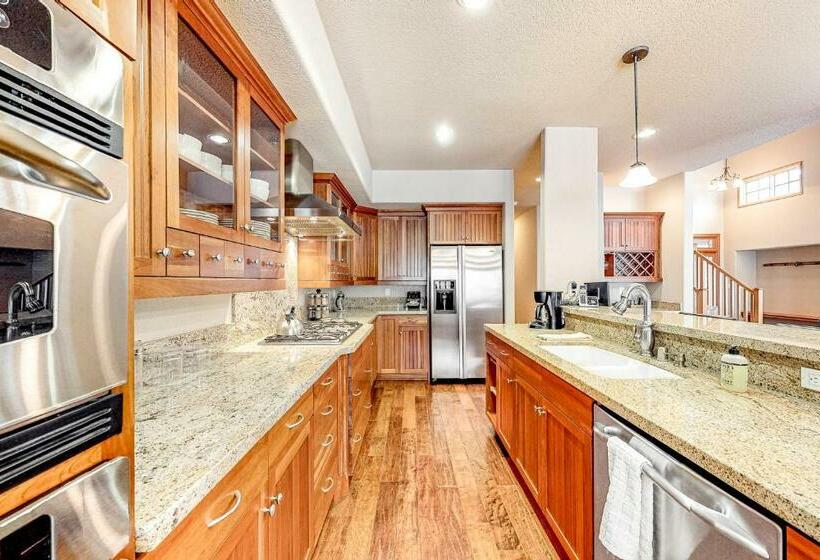 דירת שלושה חדרים, Silverbranch Retreat