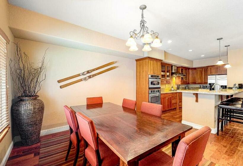 דירת שלושה חדרים, Silverbranch Retreat