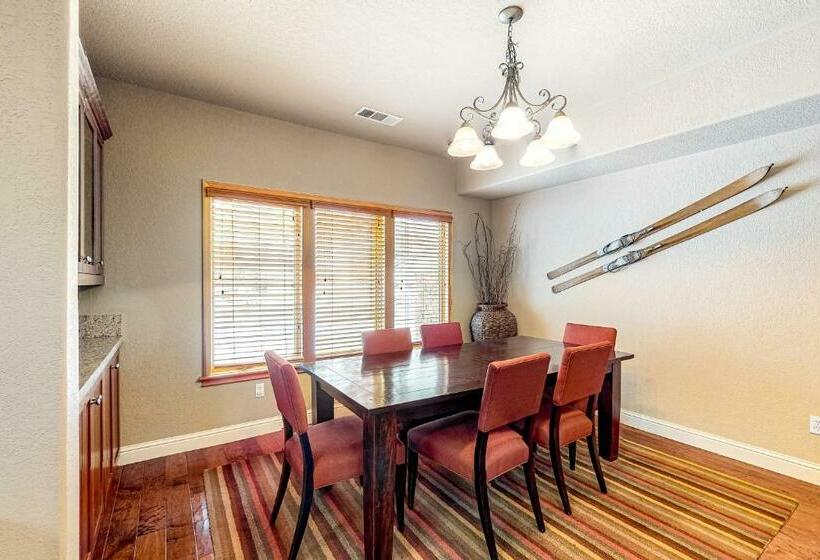 דירת שלושה חדרים, Silverbranch Retreat