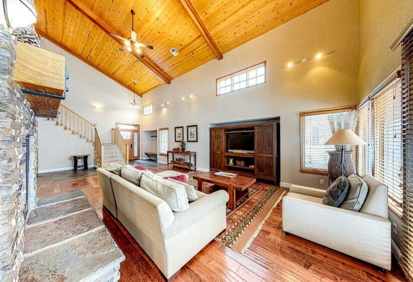 דירת שלושה חדרים, Silverbranch Retreat