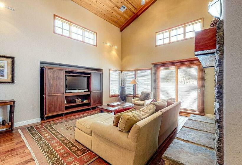 דירת שלושה חדרים, Silverbranch Retreat