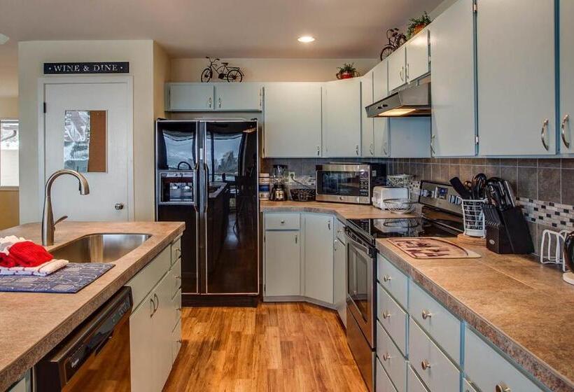 Апартаменты 3 Спальни, Wapato Point Halmalka Condo 511a