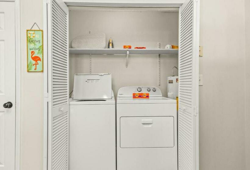 דירת חדר, Coastal Comforts