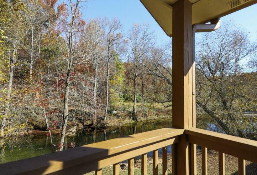 شقة غرفتين, The Bears Den