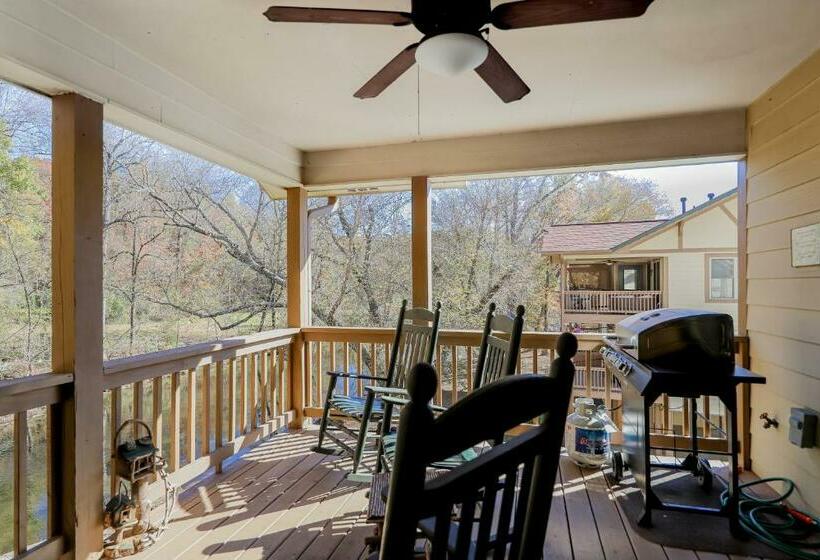 شقة غرفتين, The Bears Den