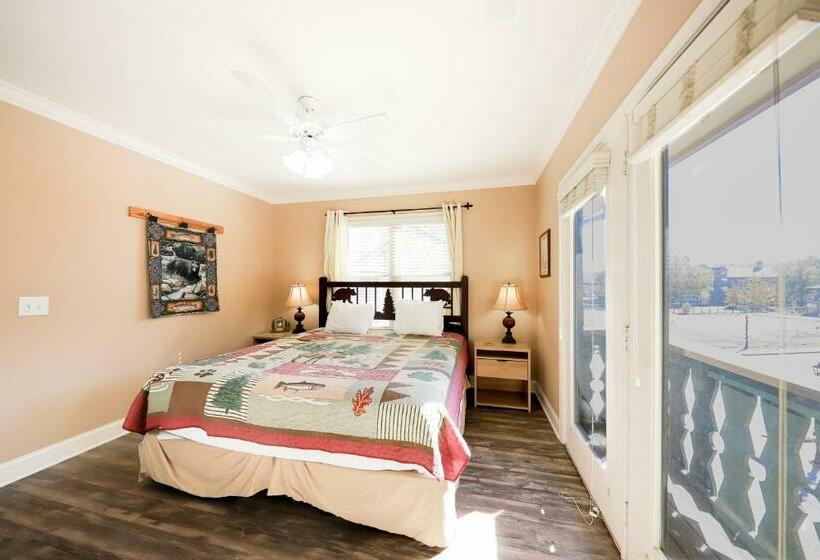 شقة غرفتين, The Bears Den