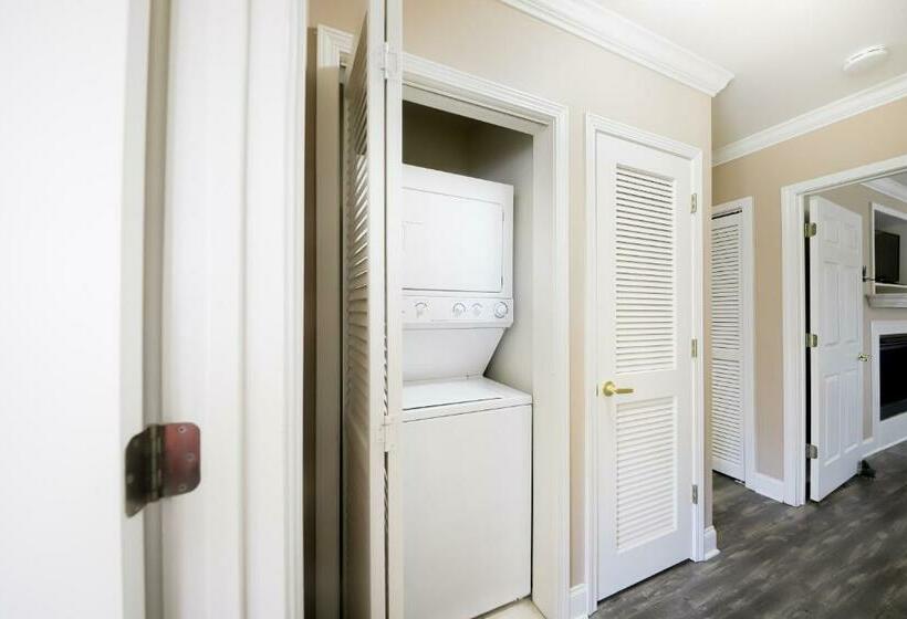 شقة غرفتين, The Bears Den